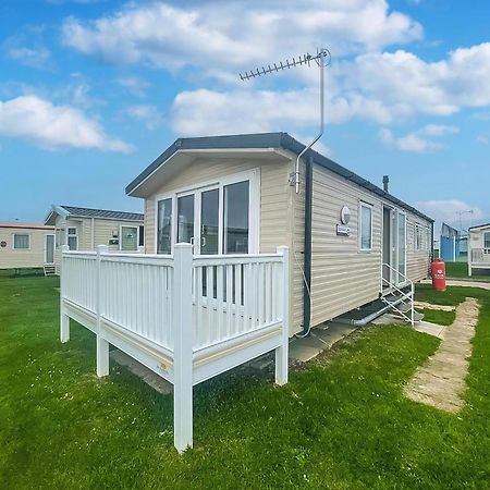 Lovely Caravan With Decking On California Cliffs Holiday Park Ref 50045C Great Yarmouth Exterior photo