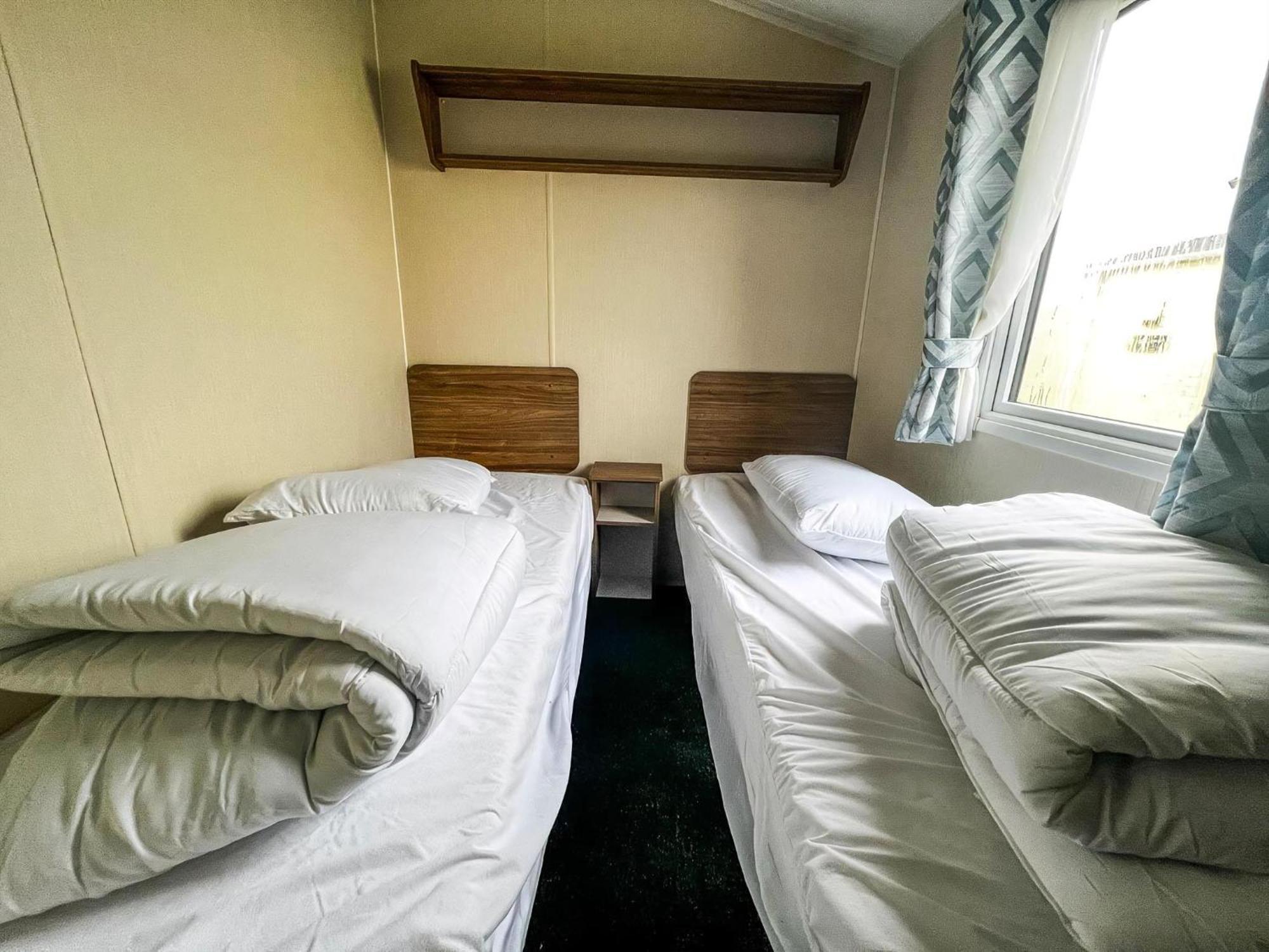 Lovely Caravan With Decking On California Cliffs Holiday Park Ref 50045C Great Yarmouth Exterior photo