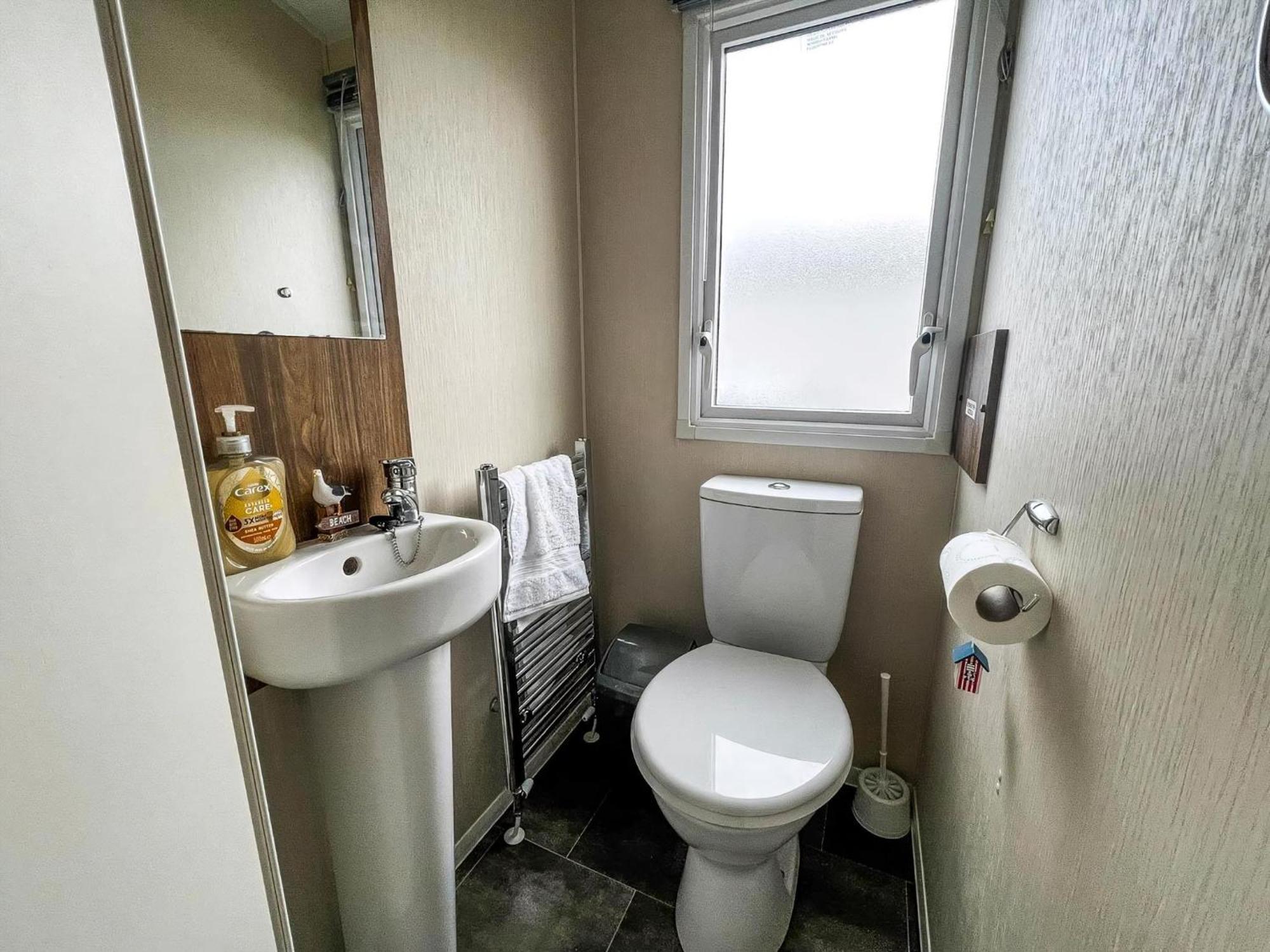 Lovely Caravan With Decking On California Cliffs Holiday Park Ref 50045C Great Yarmouth Exterior photo
