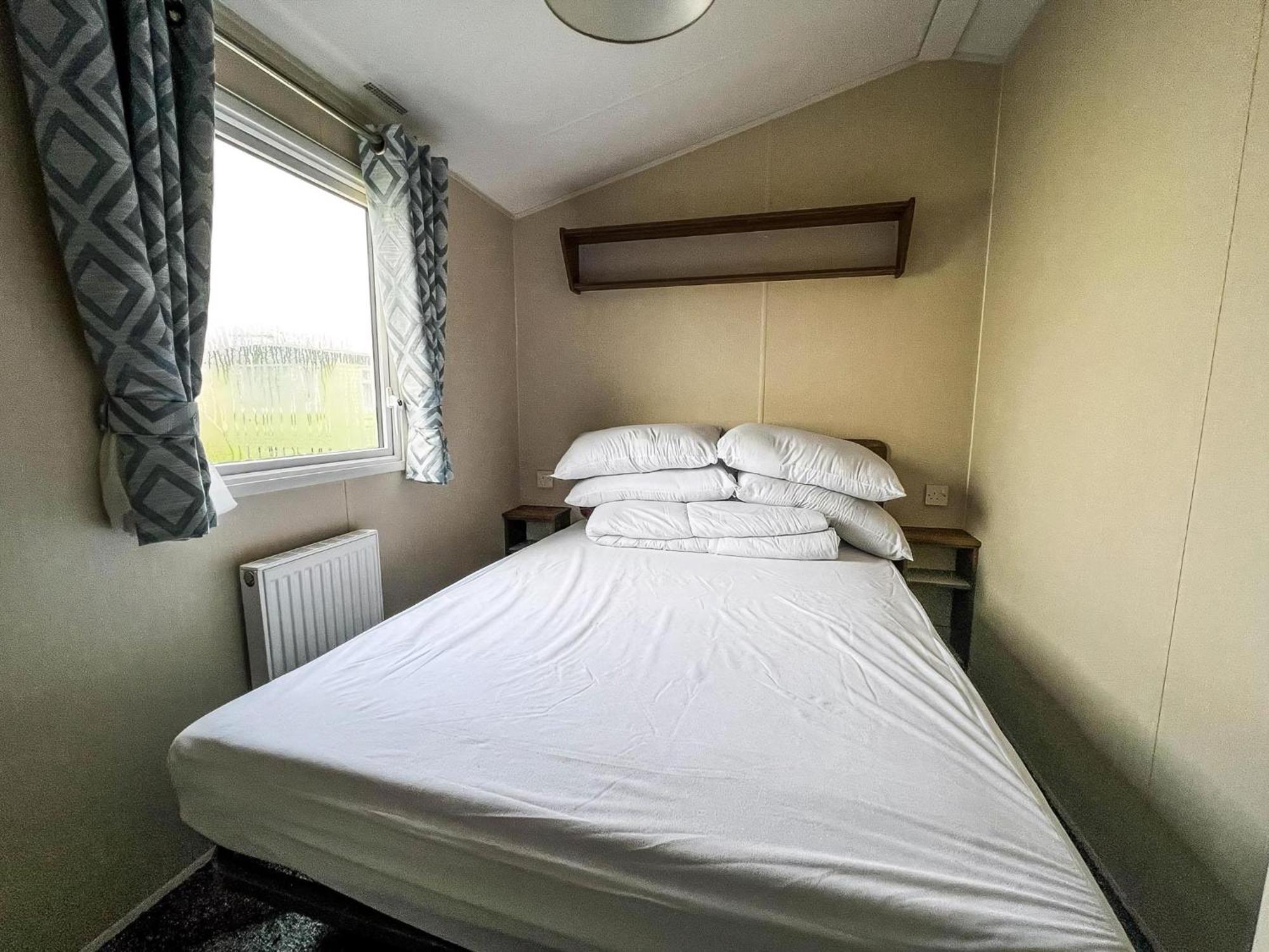 Lovely Caravan With Decking On California Cliffs Holiday Park Ref 50045C Great Yarmouth Exterior photo