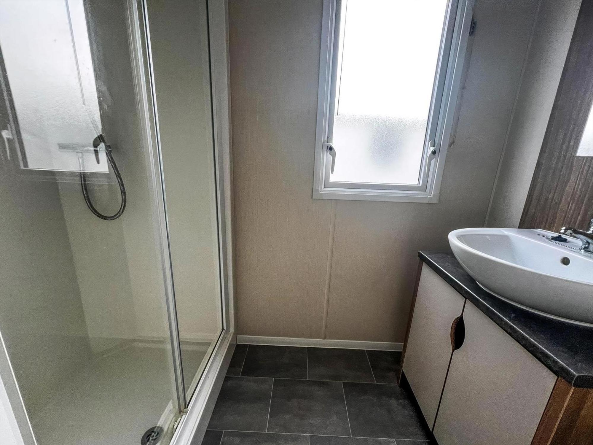 Lovely Caravan With Decking On California Cliffs Holiday Park Ref 50045C Great Yarmouth Exterior photo