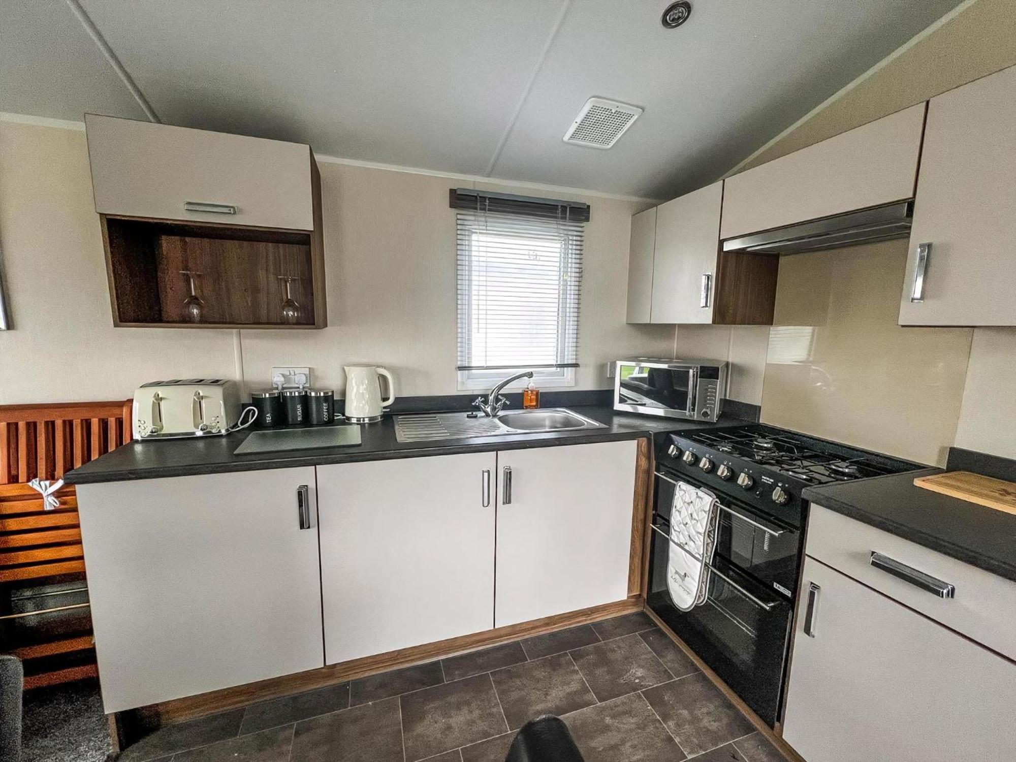 Lovely Caravan With Decking On California Cliffs Holiday Park Ref 50045C Great Yarmouth Exterior photo
