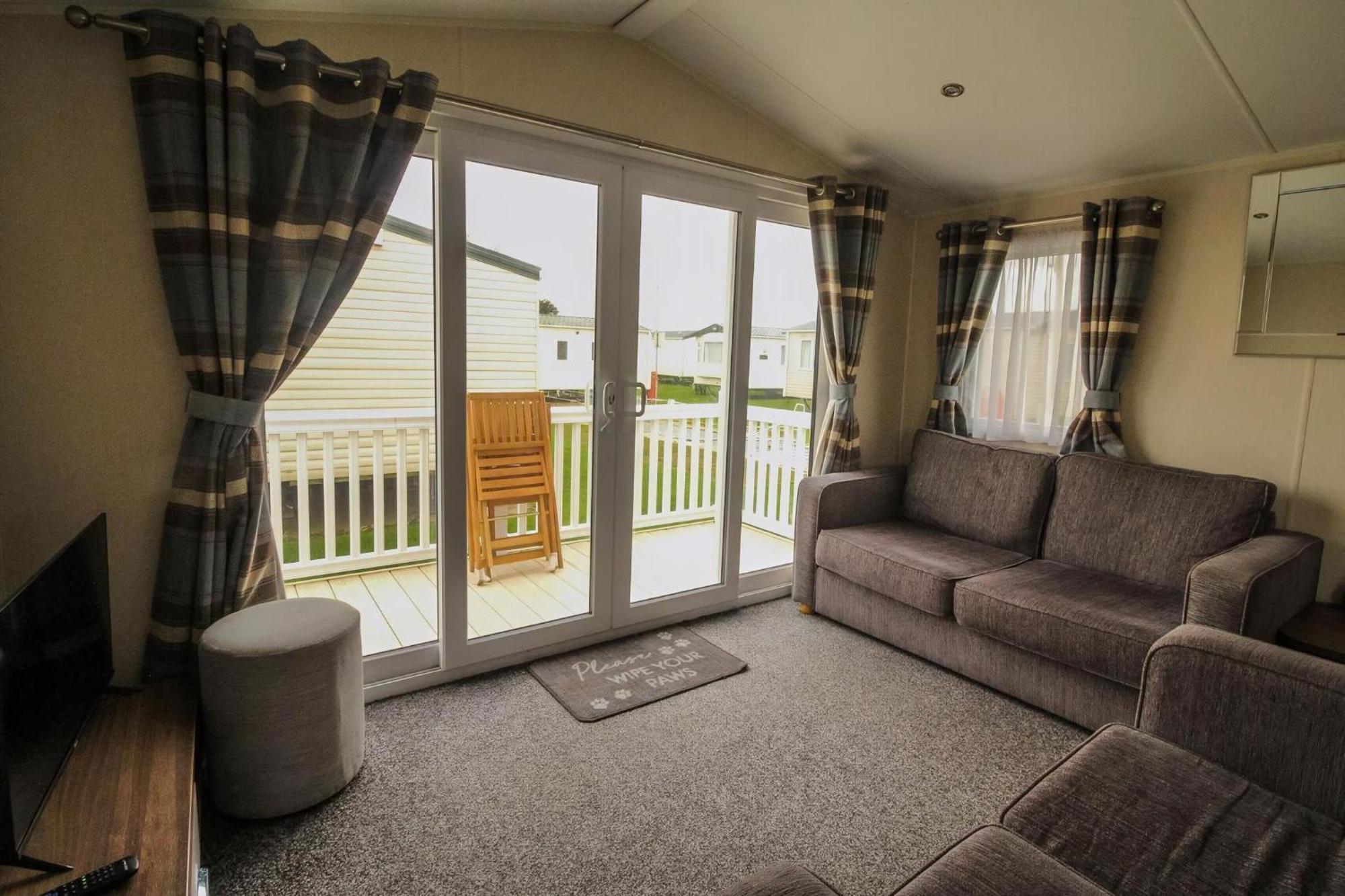 Lovely Caravan With Decking On California Cliffs Holiday Park Ref 50045C Great Yarmouth Exterior photo